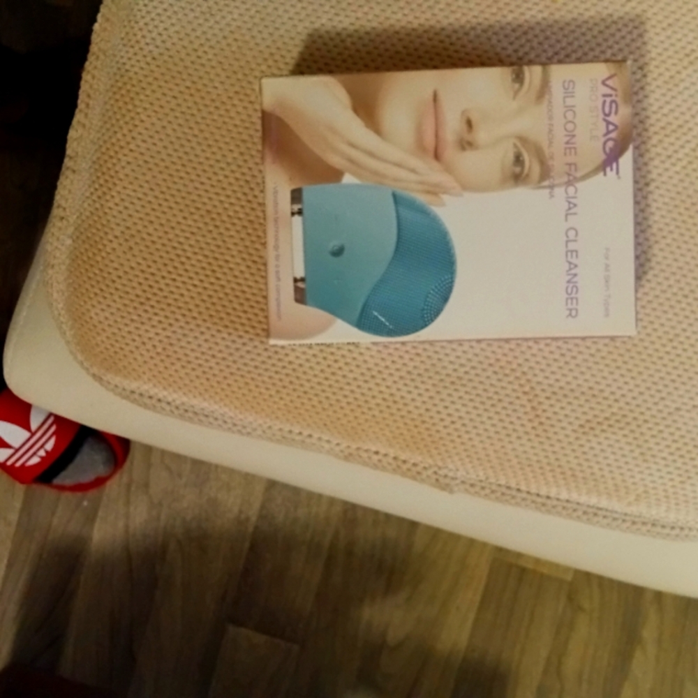 Visage women's facial cleanser with pads portable battery operated with 2 pads